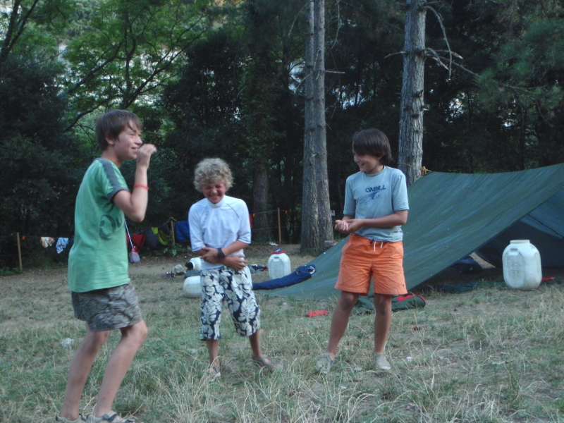 Village Camps International Summer Camp Ard&egrave;che, France 2019-07-26 https://www.villagecamps.com/journals_admin/images/22-14-Giggling Leo, Henry and Nicolo.jpg